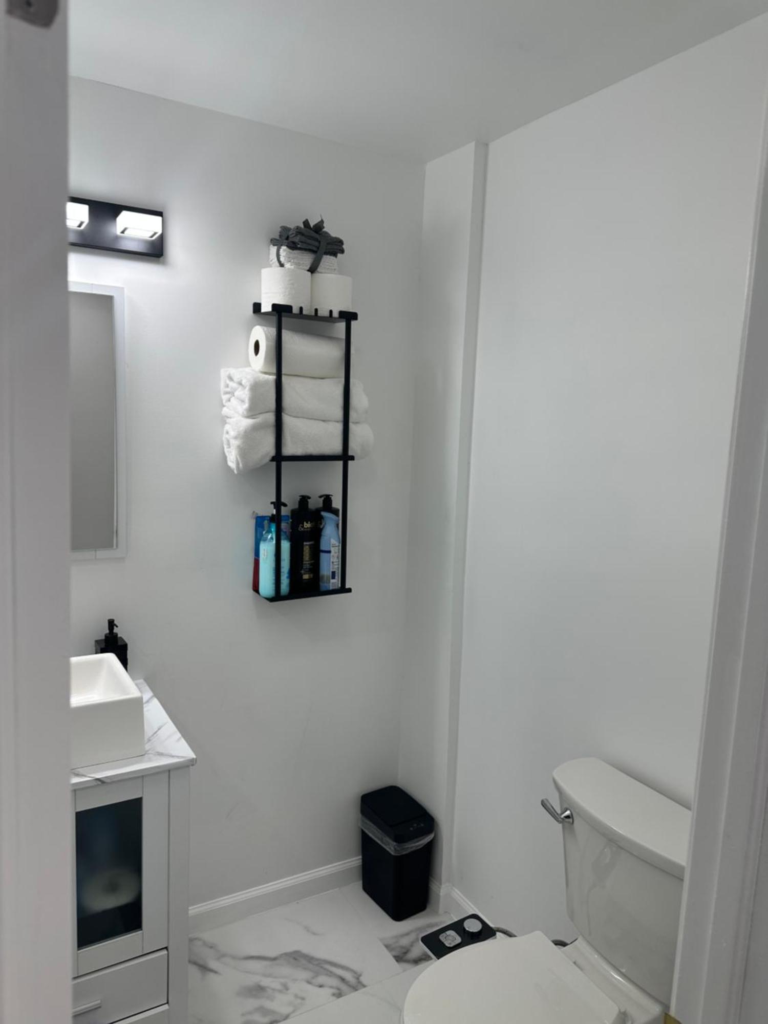 Luxury 2 Bedroom Basement * Bowie