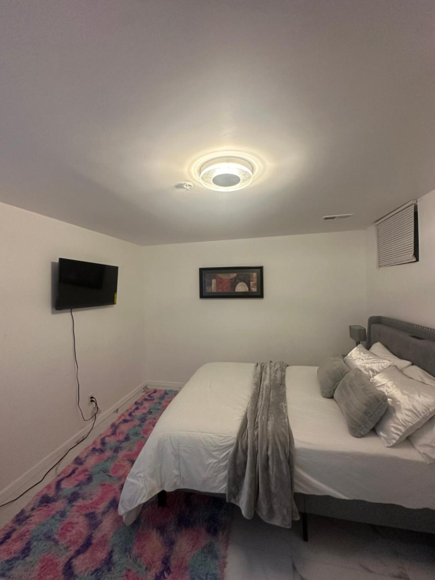 Luxury 2 Bedroom Basement Appartement *